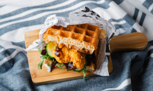 Gaufres au poulet salé avec enrobage croustillant 