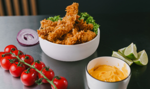 Plat de poulet frit croustillant et doré Plat de poulet frit croustillant